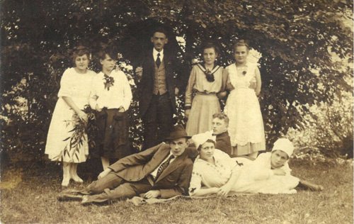 Skupinova-fotografia-1920-1925.-Damy-so-suknami-s-dlzkou-do-polovice-lytok.jpg