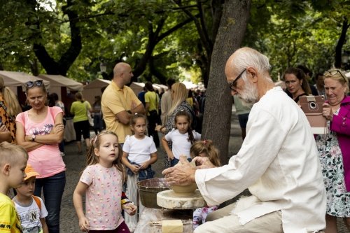 Predvadzanie-remesla-tocenie-na-hrnciarskom-kruhu-Juraj-Maco.jpeg