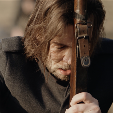 Iconito & FS Zemplín svojou novinkou pripomínajú nezmyselnosť vojny. Skladba ''V čarnim poľu'' uzatvára 7- dielny klipový seriál a projekt KORENE!