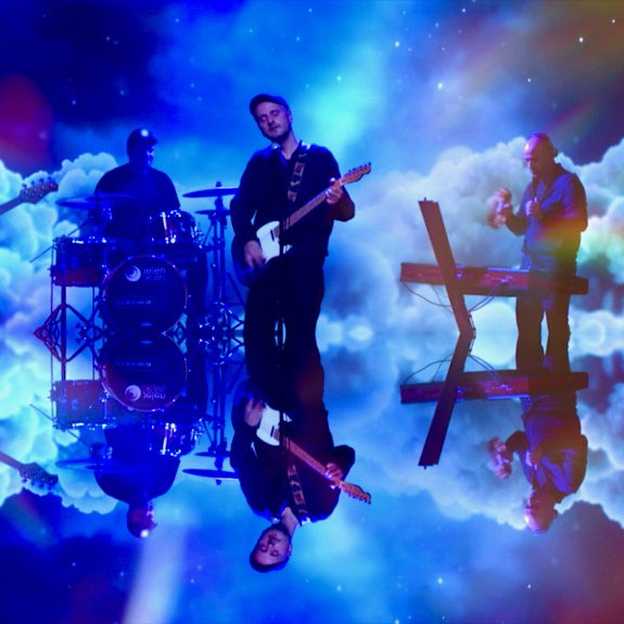 Cosmetica predstavuje nový album Introvertná show s úvodným retropop klipom