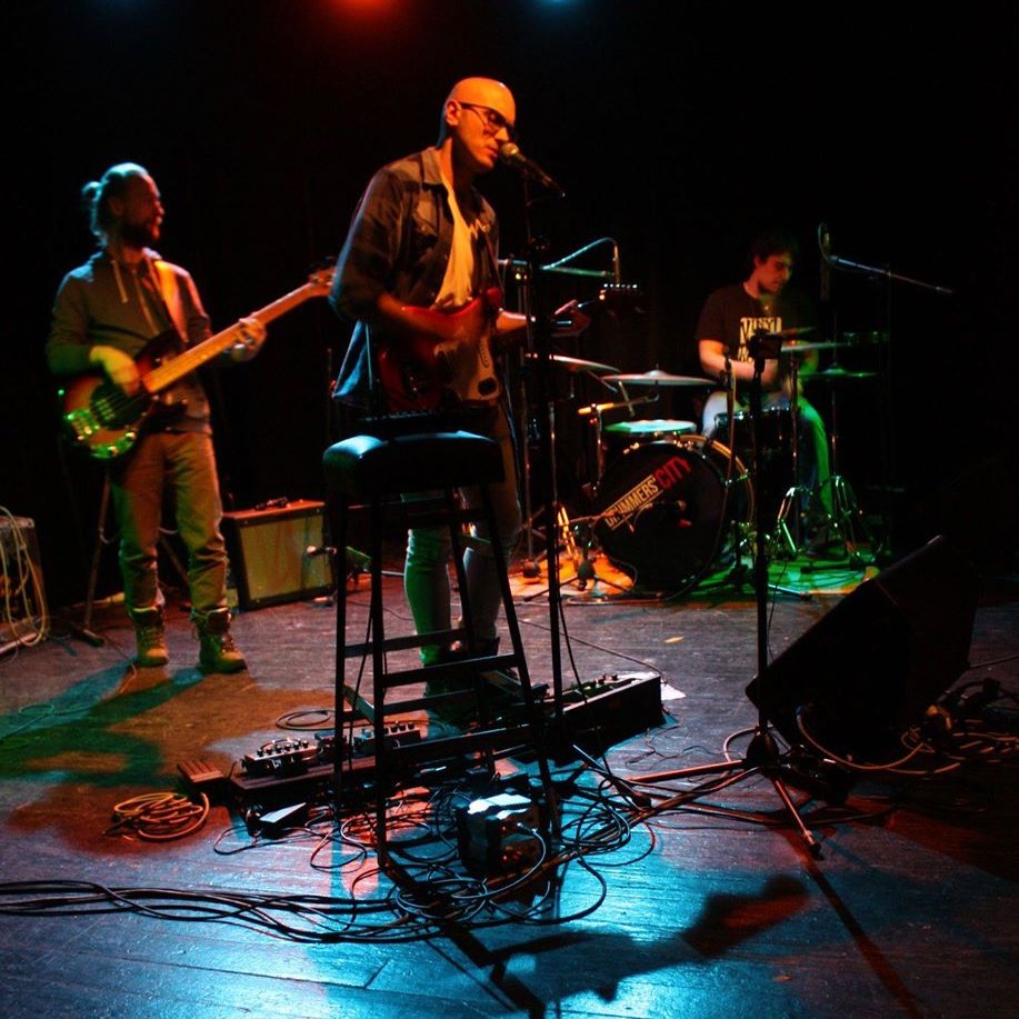 Kapela Bufet s nadhľadom o živých témach v dvoch novinkách Miešačka a Povrchne a vábivo