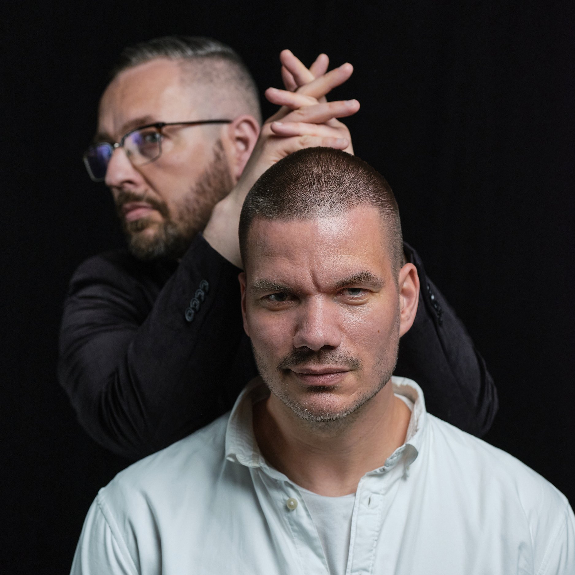 Singel Connections je čiernobielou fotografiou v starej kaviarni  - Nikitin & Šrámek a ich hostia