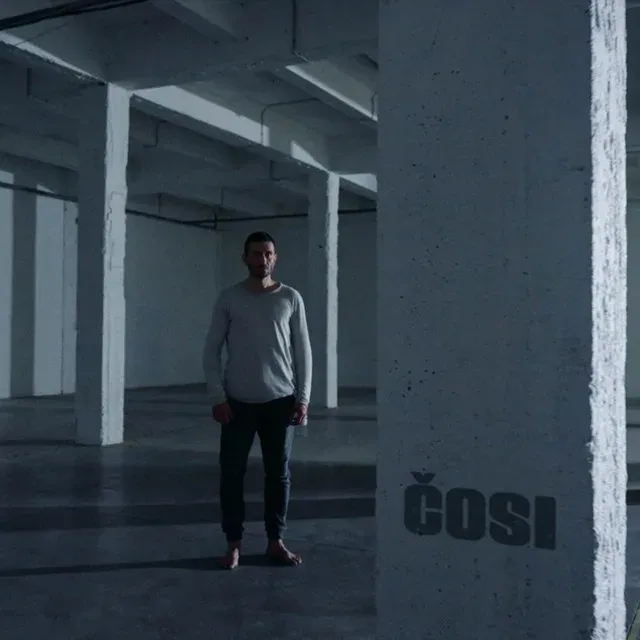 Peter Lipa v atmosférickej skladbe  „ČOSI“  prepojil dokonalý scénický tanec s textom Milana Lasicu !