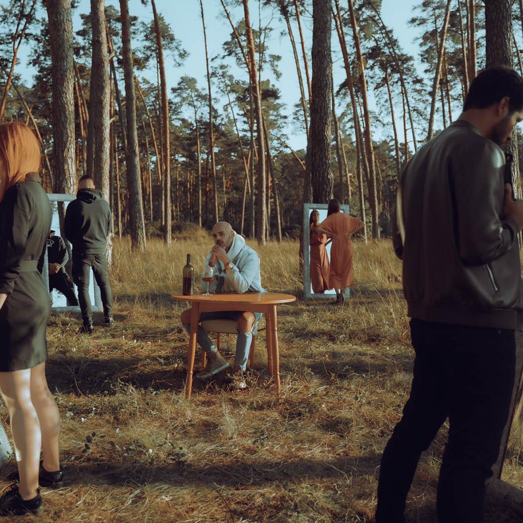 MAJSELF  v citlivej skladbe “Zrkadlá” prezradil, kto mu nastavil to jeho!