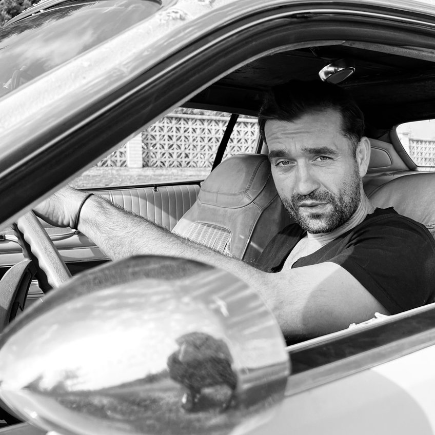 Medzi Janou Kirschner a Milanom Ondríkom  sa odohrala krátka ale intenzívna Lovestory. Vypočujte si titulnú skladbu k filmu Čierne na bielom koni.