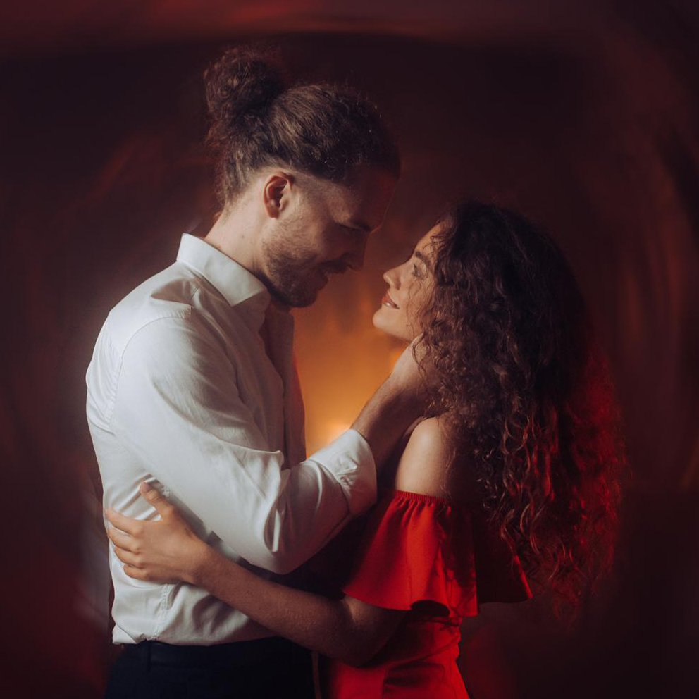 Gitarový virtuóz a spevák Dávid Bílek v skladbe  “Blízko”  pripomína začiatky vzťahu!