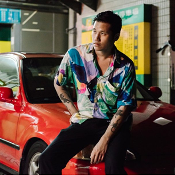 Hral v Twin Peaks, teraz zahrá v električke. Do Bratislavy prichádza Alex Zhang Hungtai