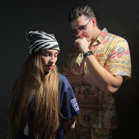 Nečakané hudobné spojenie!  Barb a Ronald Weedman v skladbe   “Pohľady”  upozorňujú na tému domáceho násilia!