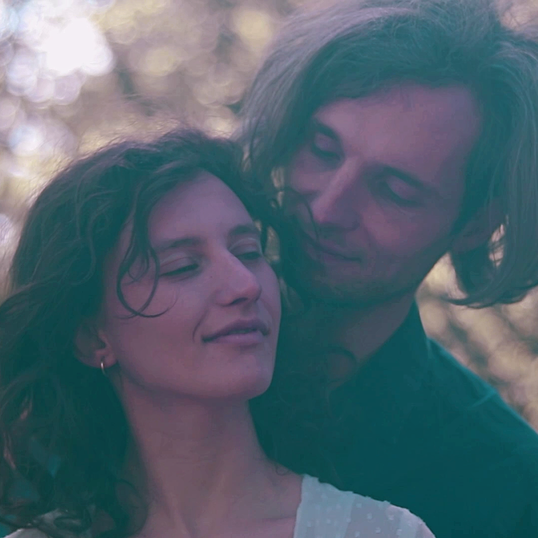 Singel Jar prichádza od Róbert Fapšo Quartet prekvapil experimentálnym romantickým videoklipom.