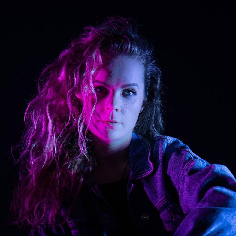 Julie Nox prekvapuje inovatívnym debutom Tiene s hlbokou témou