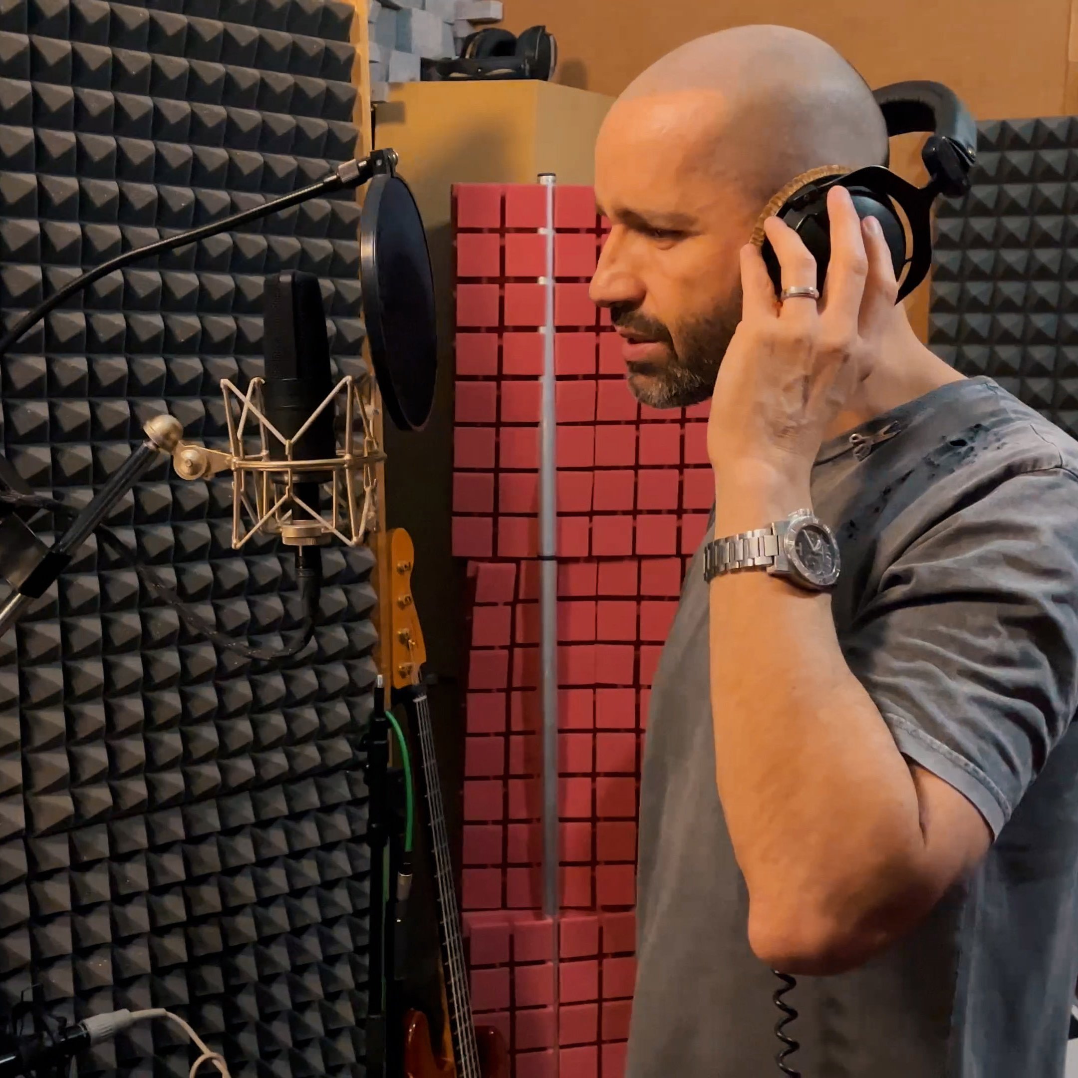 Cohenova Hallelujah dostala novú slovenskú verziu. Text Daniela Heviera naspieval Robo Opatovský