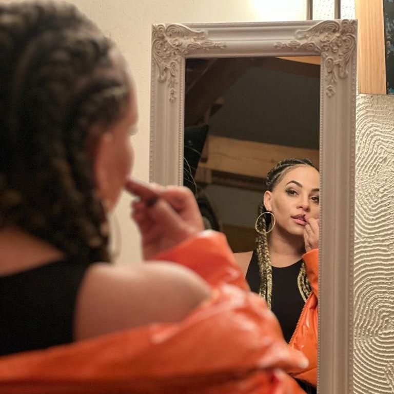 Tina vydáva skladbu s dlhoročným kamarátom Tagerom.  Je to „INÉ“!