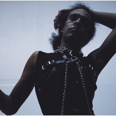 Kam patríš, keď robíš hudbu, ktorú mainstream nevie definovať ani opísať? Rapová anomália Iceboy Violet prichádza na Slovensko