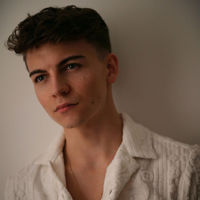 Adrián SHEVCO Ševc vydáva k novinke Sculpture umelecký videoklip z Wembley