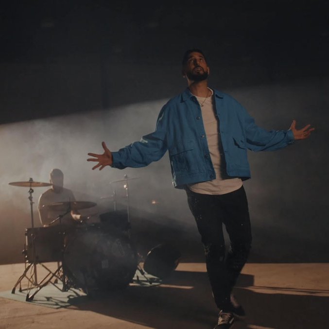 Spevák, moderátor a imitátor v podcaste a novom klipe prezradil ako sa odrzail od dna