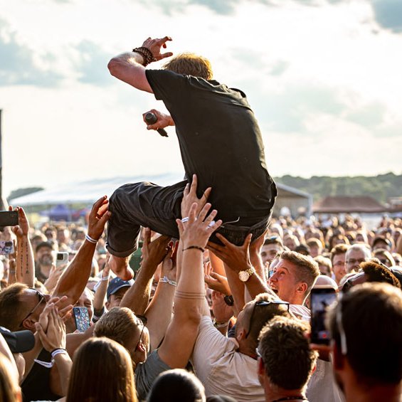 Klusa a Mirai nosili na rukách, pri Haberovi pristála podprsenka