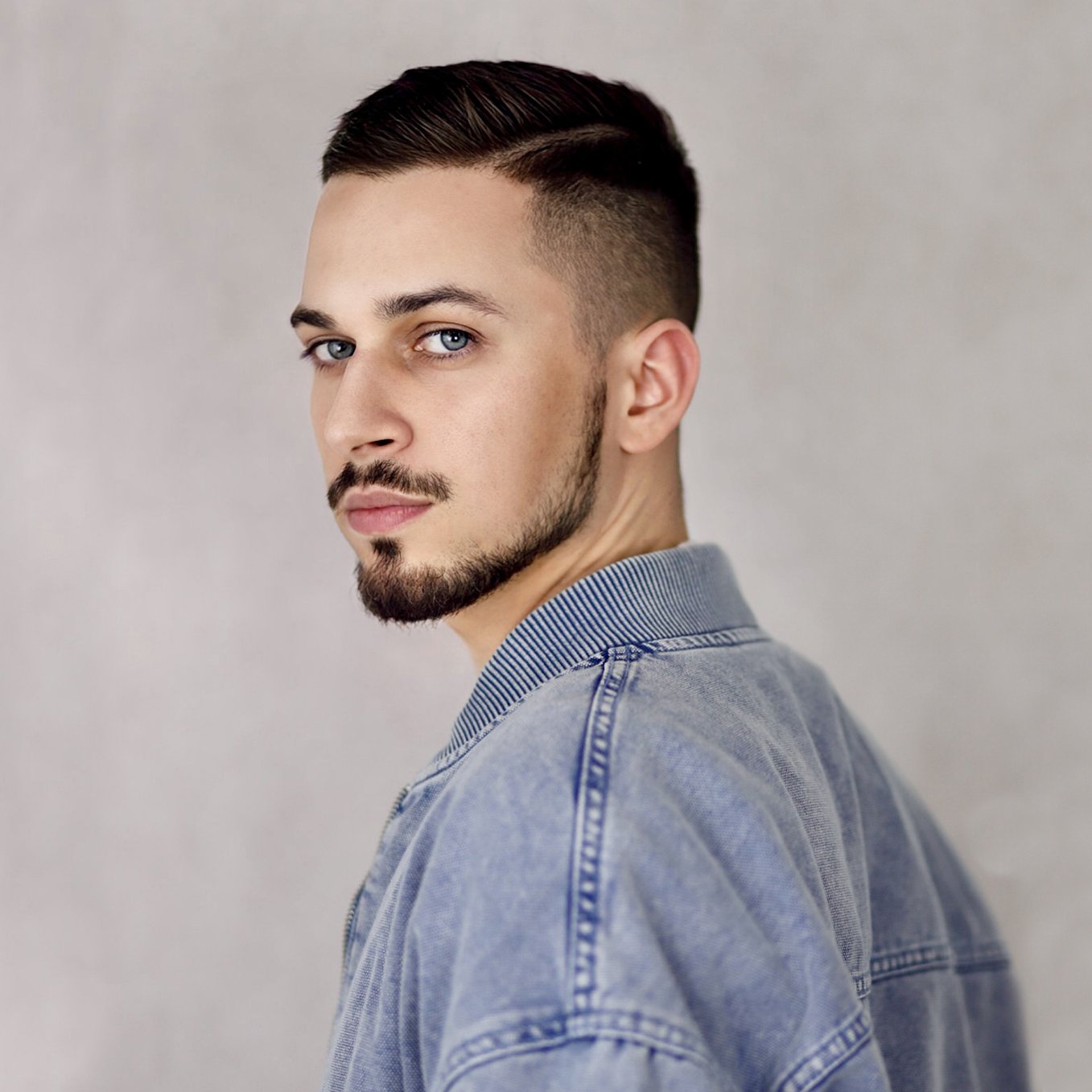 Fandí Britney Spears, a tá by sa za jeho cover určite nehanbila. Takto znie hit CRAZY v podaní Rastyho