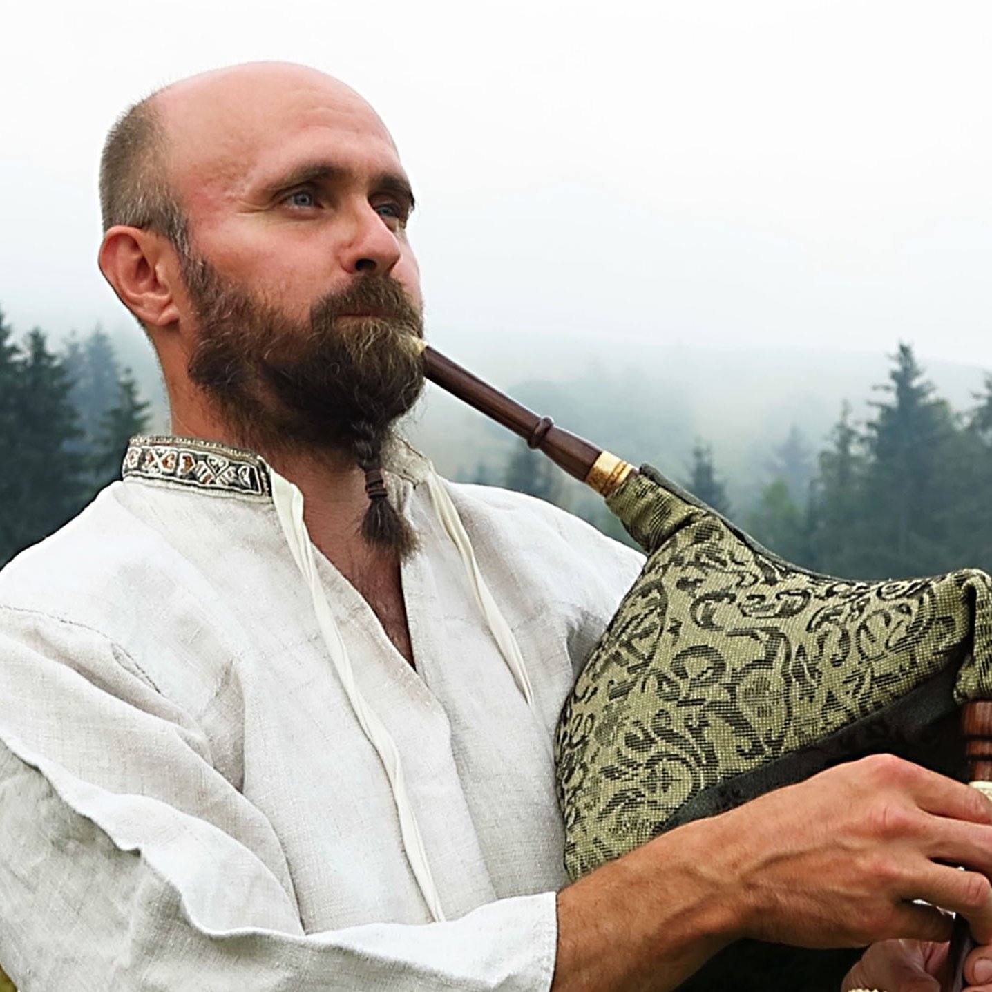 Folk&Bass Orchestra predstavuje unikátne spojenie so Ženami z Muzičky v novinke Močí ďiovča konope