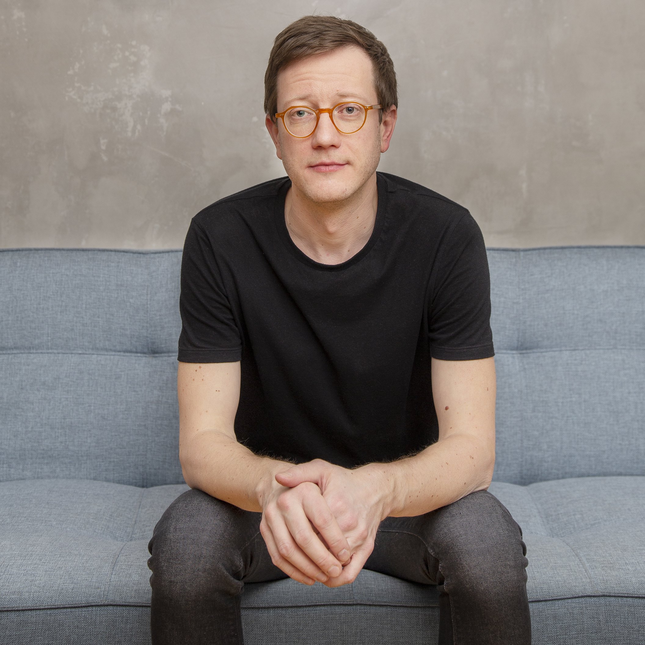 Stroon v Meditations on Dichotomy uvažuje o napätí v spoločnosti